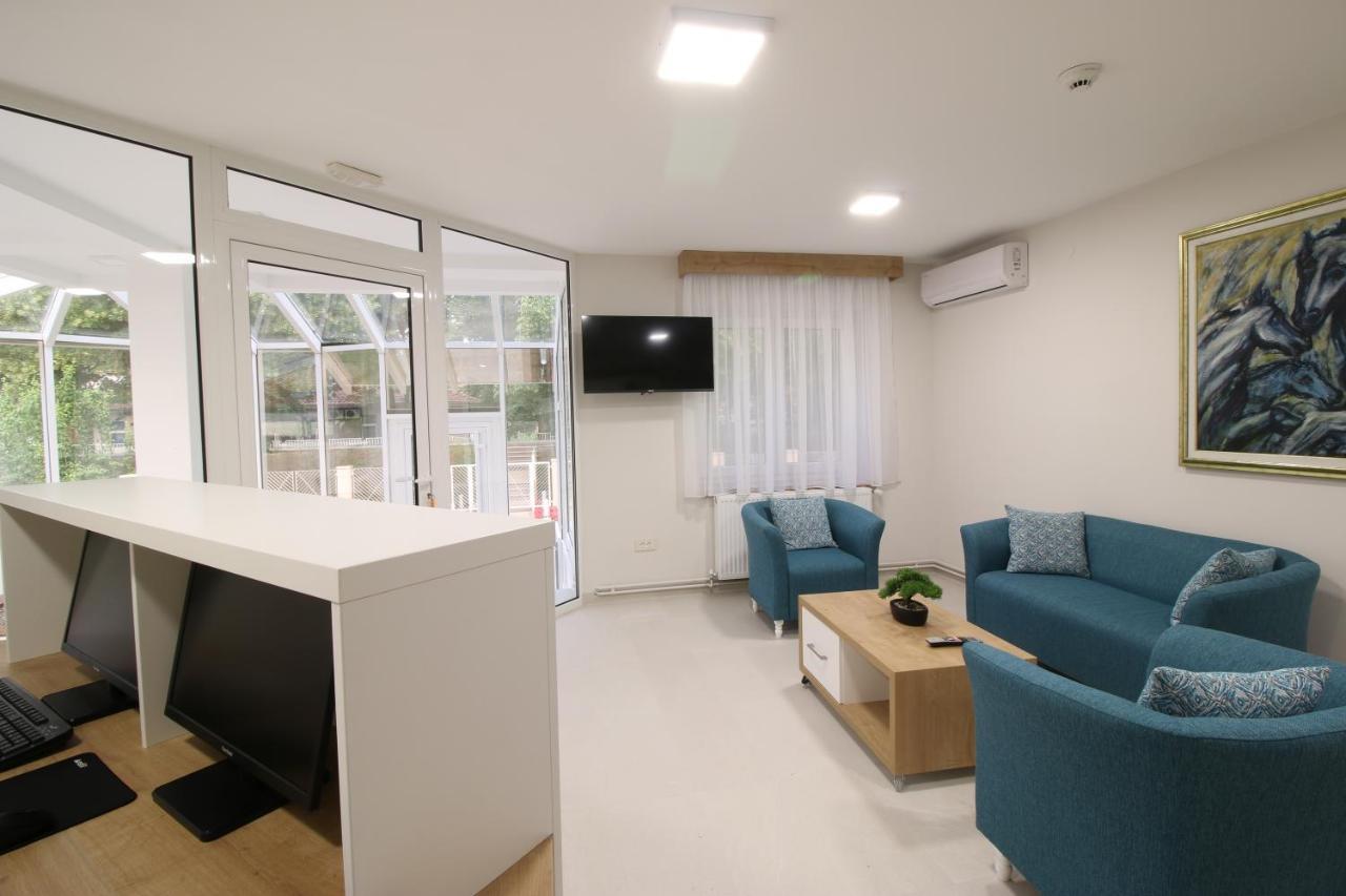 Grand Park Rooms & Apartments Čačak エクステリア 写真
