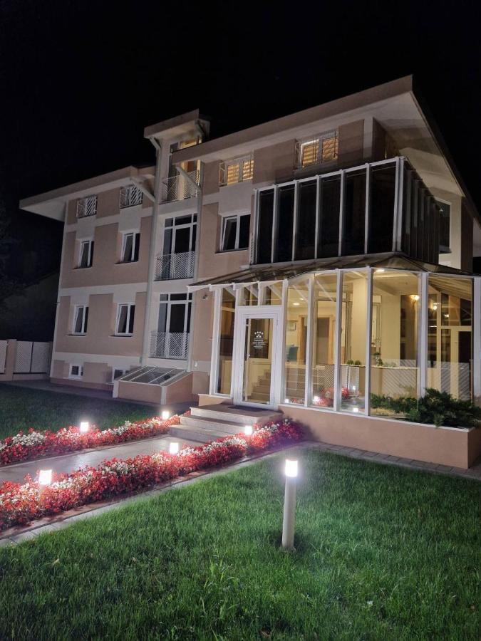 Grand Park Rooms & Apartments Čačak エクステリア 写真