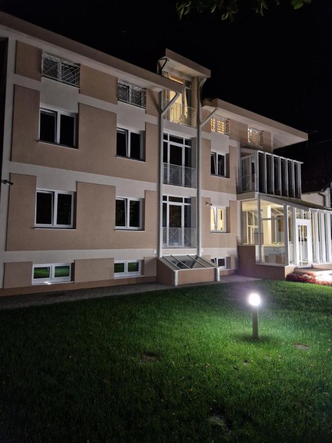 Grand Park Rooms & Apartments Čačak エクステリア 写真