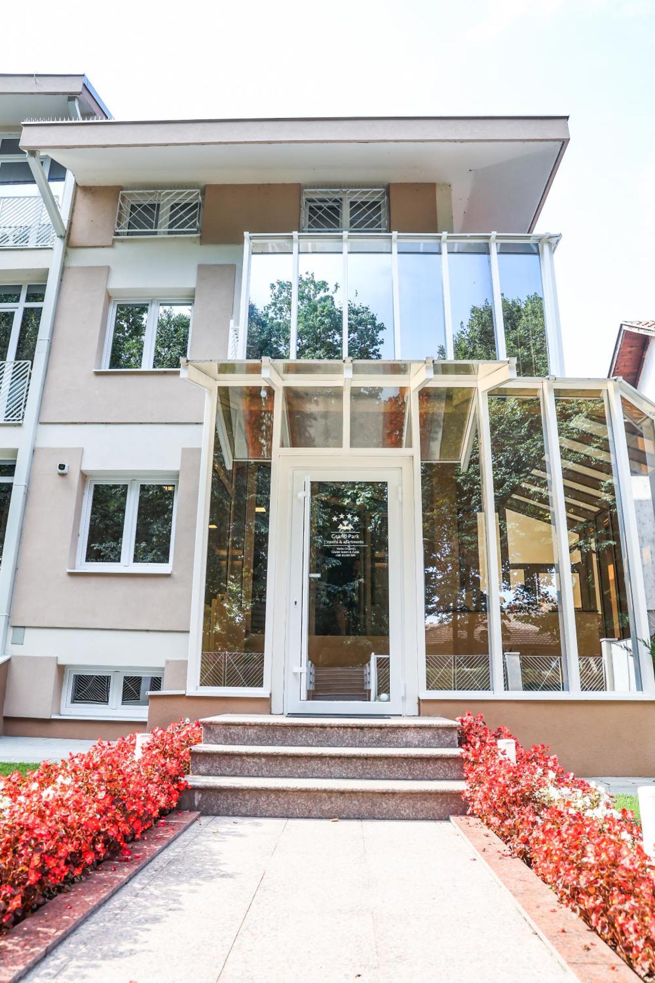 Grand Park Rooms & Apartments Čačak エクステリア 写真