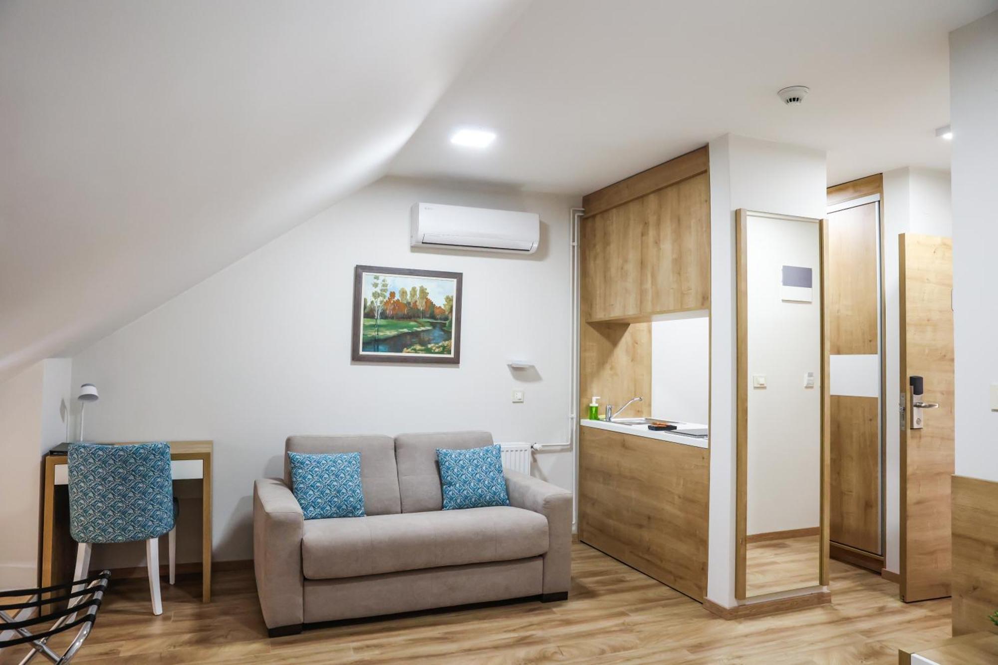 Grand Park Rooms & Apartments Čačak エクステリア 写真