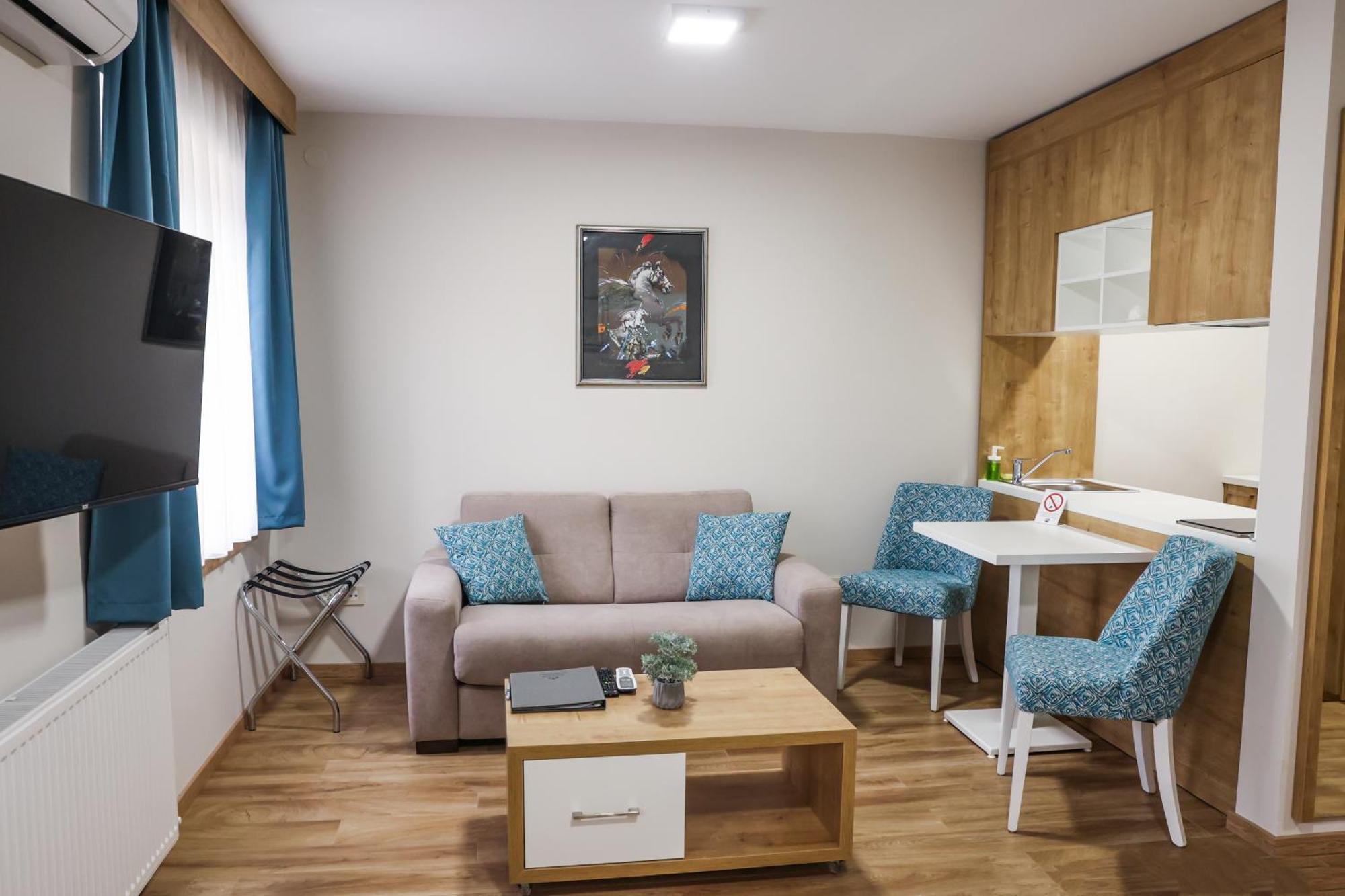 Grand Park Rooms & Apartments Čačak エクステリア 写真